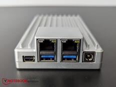 Front: 2x 2,5 GbE, 2x USB 3.1, Mini-DP, strömförsörjning