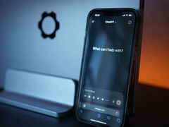 Smarttelefonen visar ChatGPT-gränssnittet med frågan ”What can I help with?”