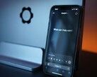 Smarttelefonen visar ChatGPT-gränssnittet med frågan ”What can I help with?”