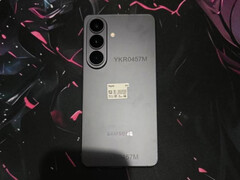 Galaxy Testapparaten S26 Plus från baksidan.