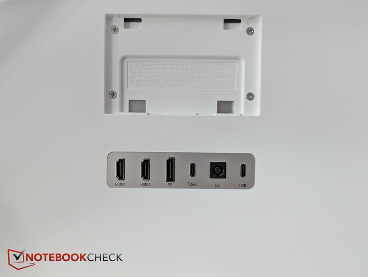 Baksida: 2x HDMI, DisplayPort, USB-C, nätanslutning, USB-C – vilken av USB-C-portarna stöder 90 W?