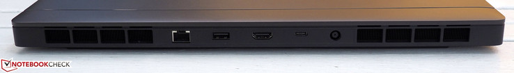 Baksidan: RJ45-LAN, USB A 3.0, HDMI, USB C 3.0 med DisplayPort, DC
