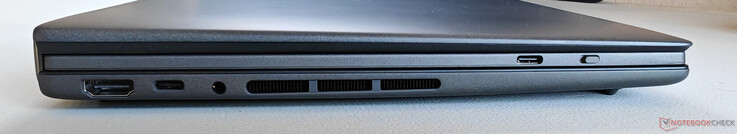 Vänster: HDMI 2.1 FRL, USB-C 4.0 med Thunderbolt 4 (40 GBit/s, DisplayPort, Power Delivery), 3,5 mm ljud, USB-C på tangentbordet (endast för laddning)