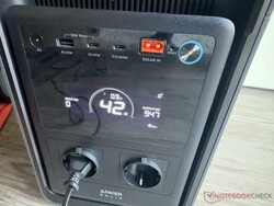 Displayen visar batterinivå, effekt och återstående drifttid.