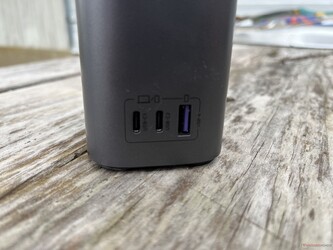 Mini MagSafe Power Station har två USB-C 100 W-portar och en USB-A 22,5 W-port.