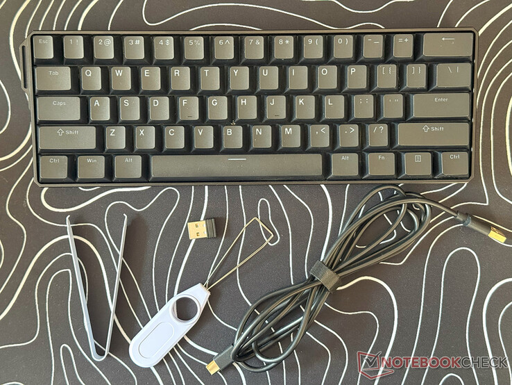 MonsGeek Fun60 Ultra levereras med tangentkapsel- och brytaravdragare, en USB-kabel och 2,4 GHz-dongle