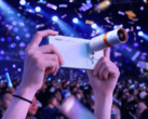 Oppo Find X10 med en telekonverter som tillbehör.