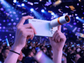 Oppo Find X10 med en telekonverter som tillbehör.
