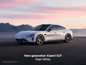 ...och 2026 Xiaomi SU7 i Pearl White.