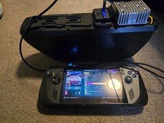 En ASUS ROG Ally X ansluten till ett stort eBike-batteri med hjälp av en gör-det-själv-spänningsomvandlare, vilket visar en lyckad mod för utökad strömförsörjning. (Bildkälla: DoggoLord27 via r/ROGAlly)