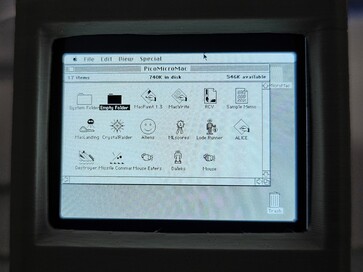 På startskärmen efter uppstart visas alla program och spel som ingår.
