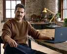 Henry Cavill sitter vid ett skrivbord med en Googlebook inom räckhåll
