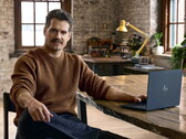 Henry Cavill sitter vid ett skrivbord med en Googlebook inom räckhåll