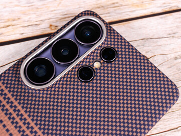 Kameraramen på Edge-fodralen är aluminiumbelagd.