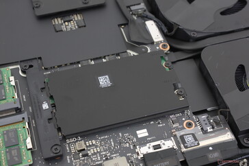 PCIe5 SSD-platserna 'SSD2' och 'SSD3' sitter under värmespridaren
