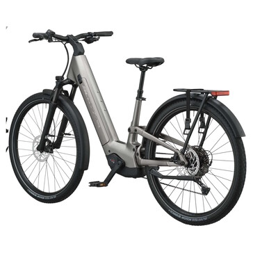Cykeln levereras fullt utrustad för vägbruk