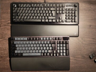 I en direkt jämförelse med Turtle Beach Vulcan II ser ASUS ROG Azoth 96 HE mycket kompakt ut. (Bildkälla: Notebookcheck)