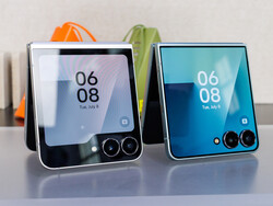 Samsung Galaxy Z Flip7 (höger) jämfört med Flip7 FE (vänster)