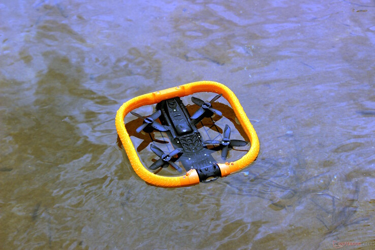 När HoverAir Aqua landar upp och ner i vattnet...