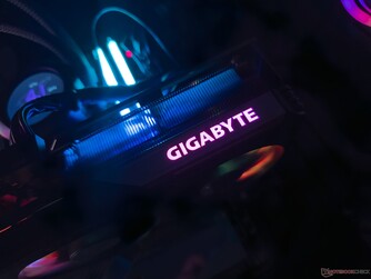 Gigabyte RGB-logotyp på ovansidan