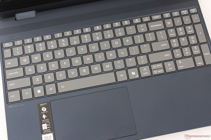 Tangenternas rörelse är mindre än på en ThinkPad men fortfarande relativt fast. Samtidigt är den 12 x 7,5 cm stora klickplattan tillräcklig, om än något trång för vertikal markörrörelse