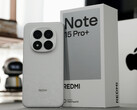 Redmi Note 15 Pro Plus i Cedar White-utförande med sin detaljhandelsförpackning. (Bildkälla: DSP-Charles)