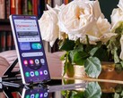 En Samsung Galaxy S25 Ultra som står upprätt på ett bord, med en öppen webbplats synlig på skärmen
