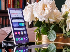 En Samsung Galaxy S25 Ultra som står upprätt på ett bord, med en öppen webbplats synlig på skärmen