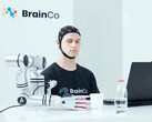 En användare av BrainCos teknik för tankestyrning som mekaniskt tar tag i ett äpple enbart med hjälp av tanken.