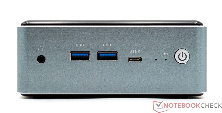 Framsida: 3,5 mm ljuduttag (line-out + mic-in), 2x USB 3.2, 1x USB-C (3.2 Gen 2 + DisplayPort 1.4), ström på
