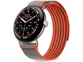 Klockan har ett 45 mm boett i Satin Pyrite med ett Performance Loop-armband i Rye som är försett med en vattenavvisande beläggning.