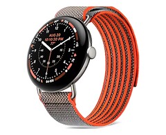 Klockan har ett 45 mm boett i Satin Pyrite med ett Performance Loop-armband i Rye som är försett med en vattenavvisande beläggning.
