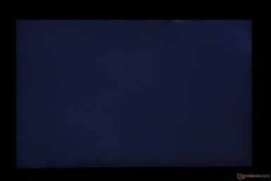 Något ojämn bakgrundsbelysning längs den övre kanten