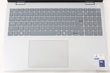 Liknande tangentbord som på Inspiron 16 Plus, men med en integrerad numpad