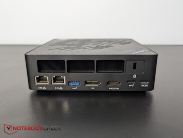 Baksida: Dubbelt 2,5G Ethernet, USB-A 3.2 Gen2, DP 1.4, HDMI 2.1, USB-C 3.2 Gen2x2, Kensington