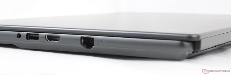 Höger: 3,5 mm headsetuttag, USB-A 3.2 Gen. 2, HDMI 2.1, RJ-45 (2,5 Gbps)
