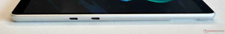 Vänster sida: 2x USB-C 4.0 (40 Gbps, DisplayPort 1.4a, Power Delivery)