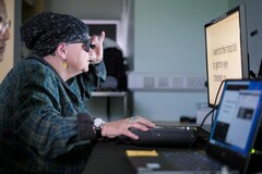 En patient genomgår utbildning efter att ha fått PRIMAs elektroniska ögonimplantat (Bildkälla: Moorfields Eye Hospital)