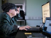 En patient genomgår utbildning efter att ha fått PRIMAs elektroniska ögonimplantat (Bildkälla: Moorfields Eye Hospital)