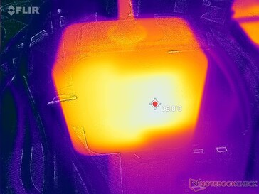 AC-adaptern kan nå 40 C när du kör krävande belastningar