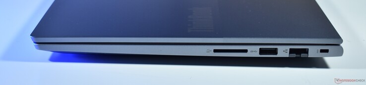 till höger: SD-kortläsare, USB A 3.2 Gen 1, RJ45-Ethernet, Kensington-lås