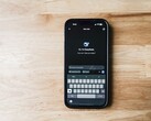 Smartphone där appen DeepSeek visas på skärmen