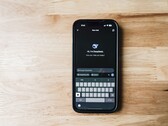 Smartphone där appen DeepSeek visas på skärmen