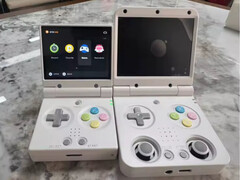 Miyoo Mini Flip ser mycket mindre ut än den befintliga Miyoo Flip. (Bildkälla: via Miyoo Mini Stock Alerts)