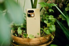 Realme 16 Pro Plus har en reflekterande kameramodul och en speciell känsla på baksidan.