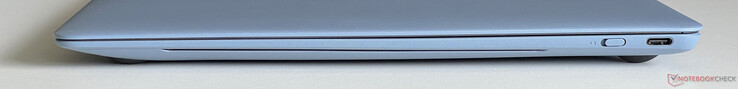 Höger: webbkamerans slutare, USB-C 3.2 Gen 2 (10 Gbit/s, DisplayPort, Power Delivery)