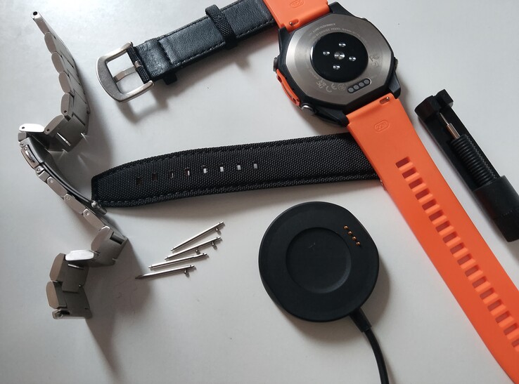 I förpackningen: 3 olika band; verktyg; magnetisk USB-laddningskabel; tryckt dokumentation