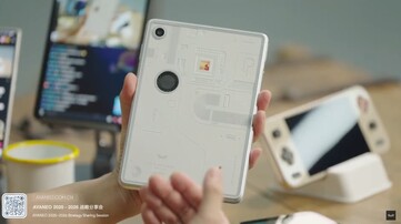 Den fungerande prototypen av Ayaneo Gaming Pad har en enda bakre kamera istället för två som visats i tidigare renderingar. (Bildkälla: Ayaneo)