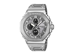 Casio GMC-B2100ADS-1A ser ut att ha en flerdelad konstruktion med synliga övergångar mellan boetten, mitten av boetten och boettens baksida.