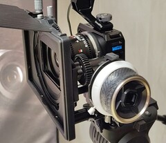 GoPro Mission 1 Pro ILS-kamera med ett Laowa 17mm T1.9 MFT Cine-objektiv, monterat i en Small Rig-bur med follow focus och mattbox.
